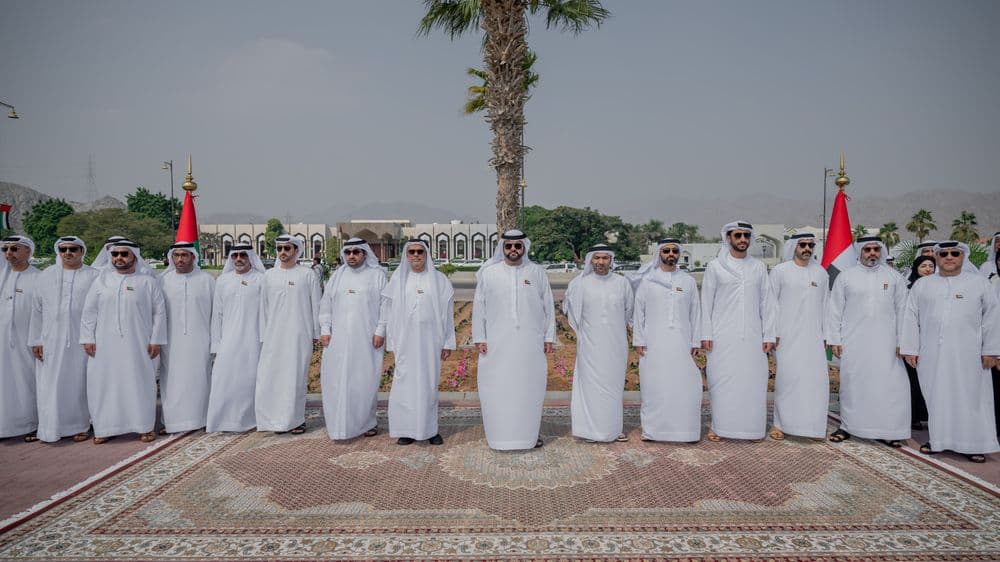 محمد الشرقي يرفع علم الدولة في الفجيرة